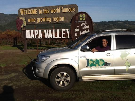 Feliz da vida, chegando ao Napa Valley, na Califórnia, nos Estados Unidos